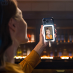 Insta360 Snap Selfie Screen with Light در محیط کم نور با نور داخلی AMIRO