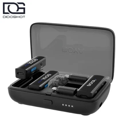 ALT: محتویات BOYA BOYALINK 2 Full Kit شامل دو فرستنده گیرنده کیس شارژ و مبدل‌ها